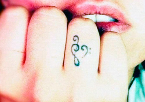 татуировка скрипичный ключ на пальце